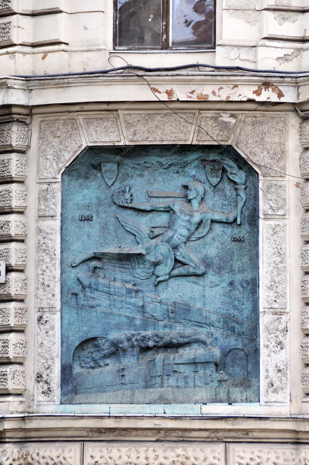 Kultúra - Budapest - Egykori MÁV-palota domborműve