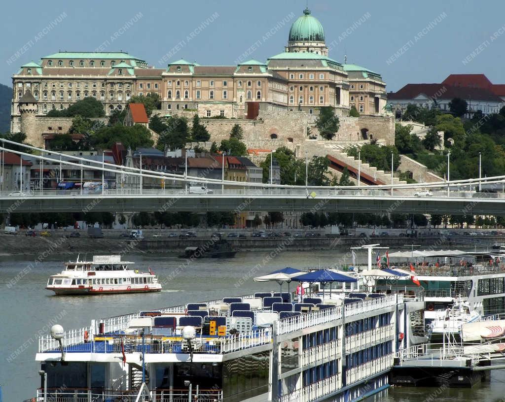 Városkép - Budapest - Külföldi üdölőhajók a Dunán