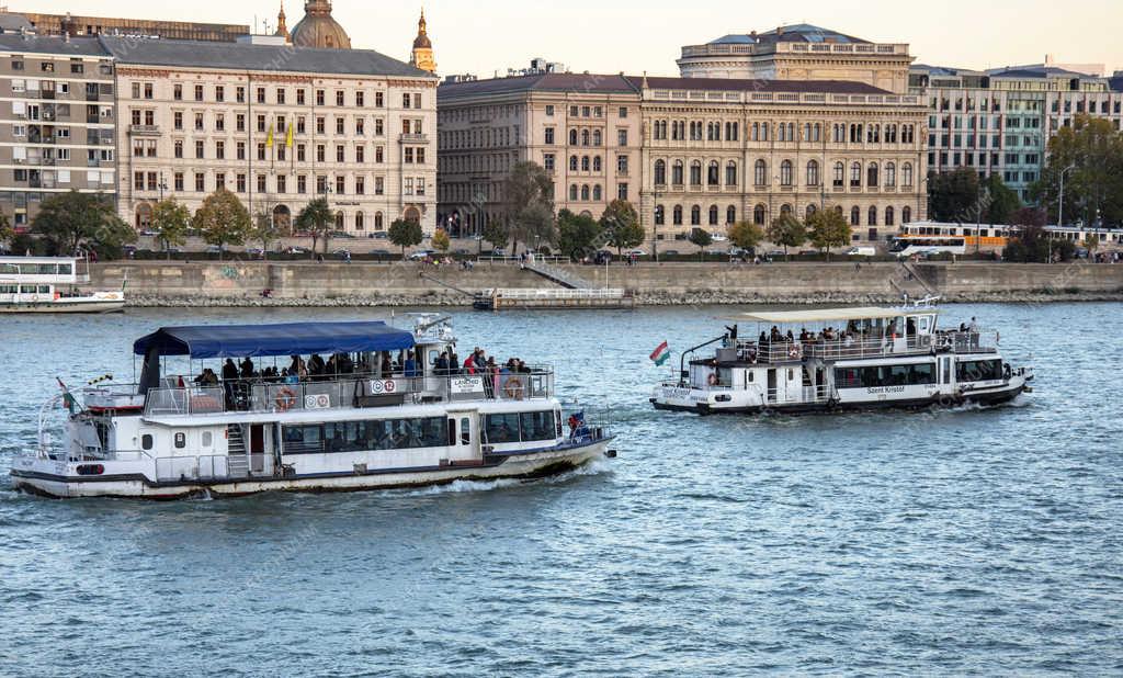 Közlekedés - Budapest - Utasszállító hajók a Dunán