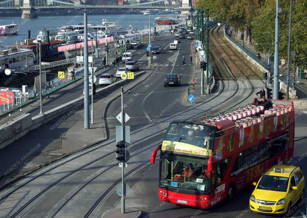 Városkép - Budapest - Turisták városnéző autóbusza