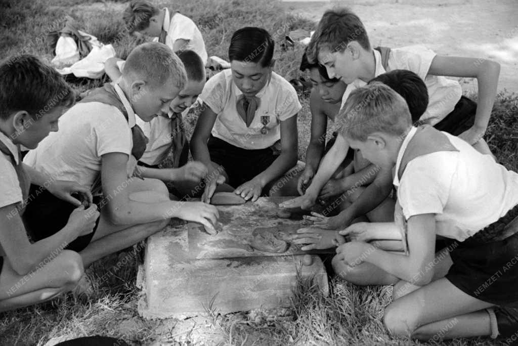 Vakáció - Koreai és magyar úttörők a Balatonnál