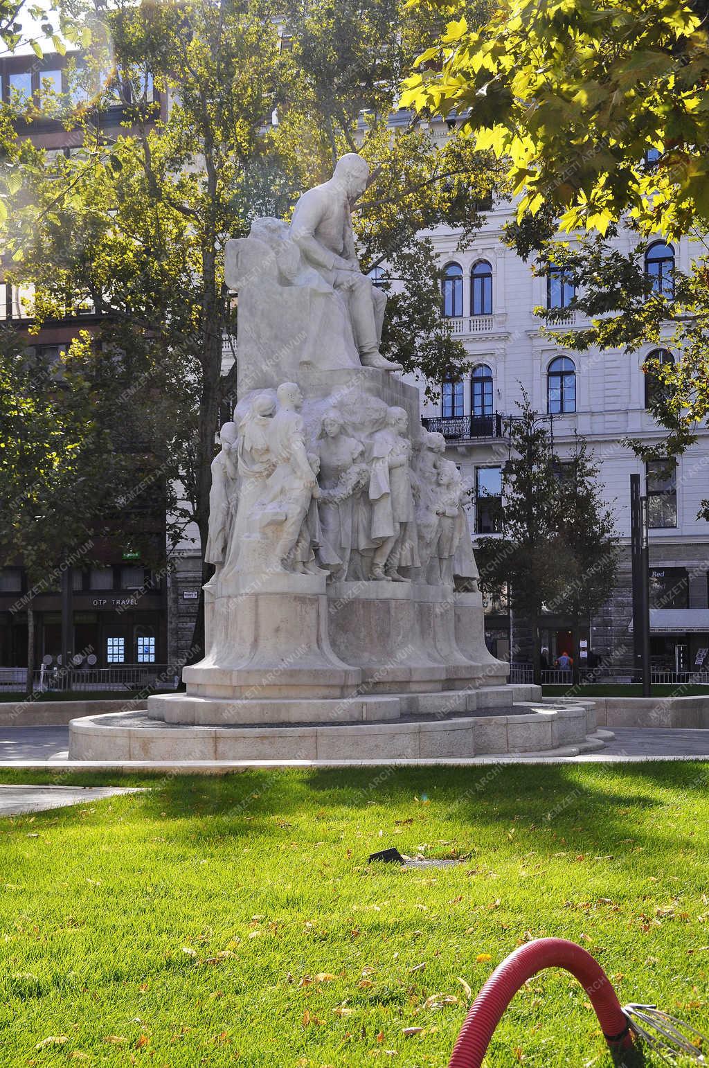 Városkép - Budapest - Megújult a Vörösmarty tér 