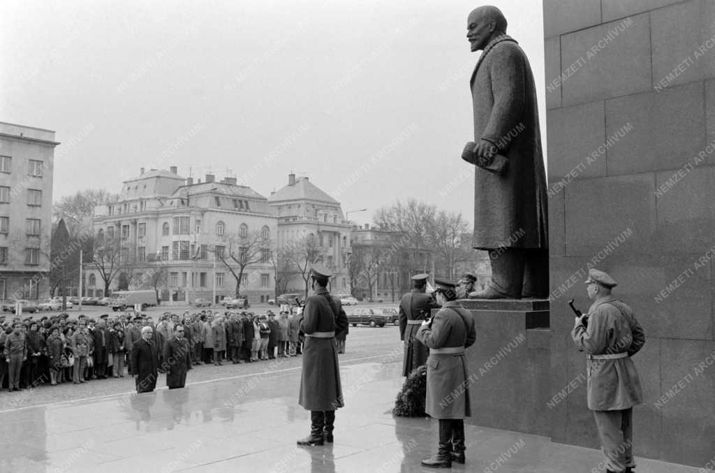 Ünnep - Koszorúzás a Lenin szobornál