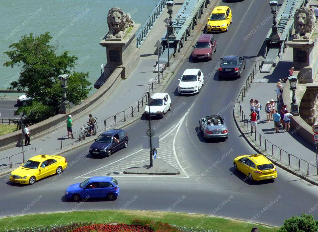 Közlekedés - Budapest - Sárga taxik a forgalomban
