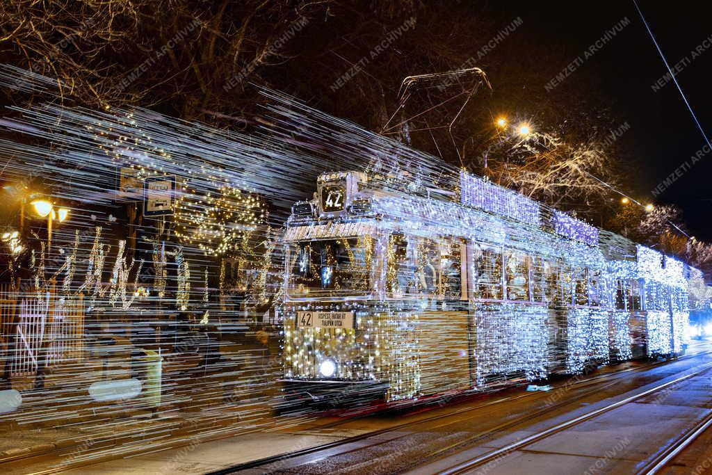 Közlekedés - Budapest - Karácsonyi fényfüzérrel feldíszített villamos