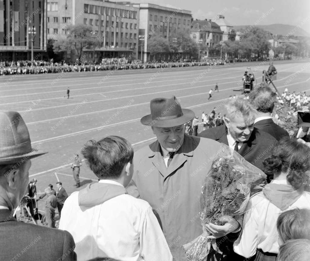 Történelem - Ünnep - Kádár János a május 1-jei felvonulá