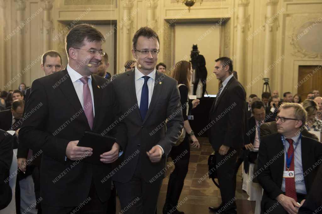 Szijjártó Péter a V4-ek Prágai Európai Csúcstalálkozóján