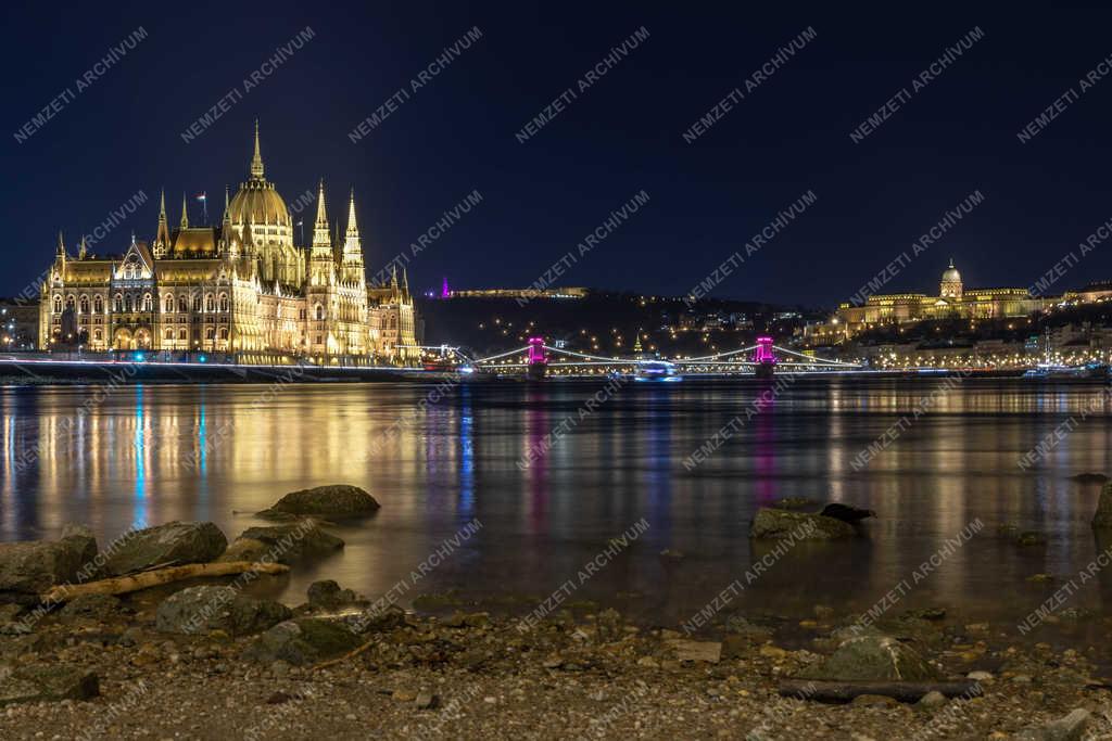 Városkép - Budapest - Esti panoráma a Parlamenttel 