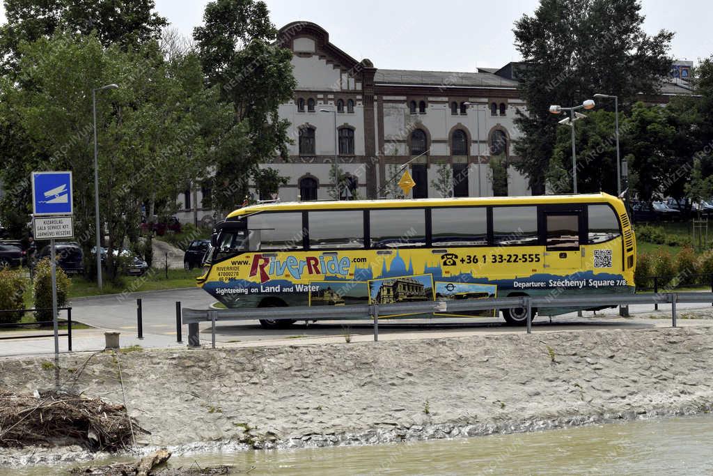 Közlekedés - Budapest - Kétéltű városnéző autóbusz