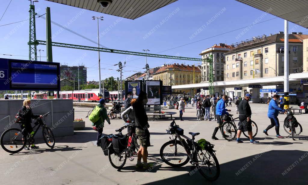 Közlekedés - Kerékpáros túrázók a Déli pályaudvaron
