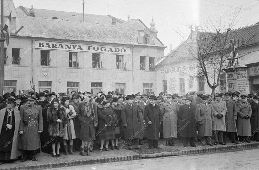 A VI. honvéd gyaloghadosztály eskütétele Pécsett