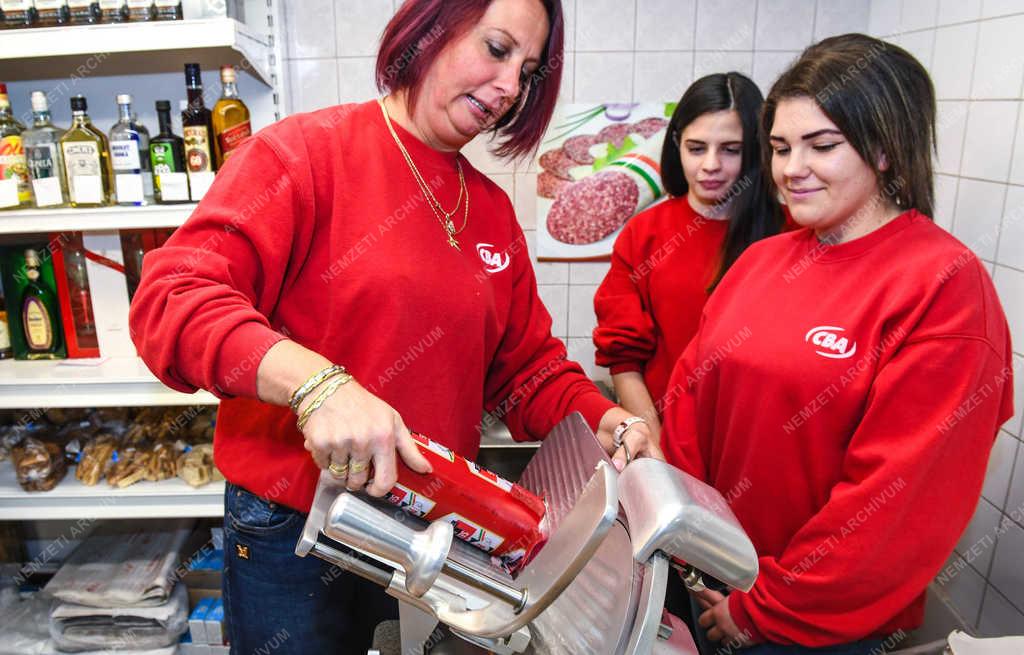 Szakképzés - Debrecen - Kereskedő tanulók szakmai gyakorlata