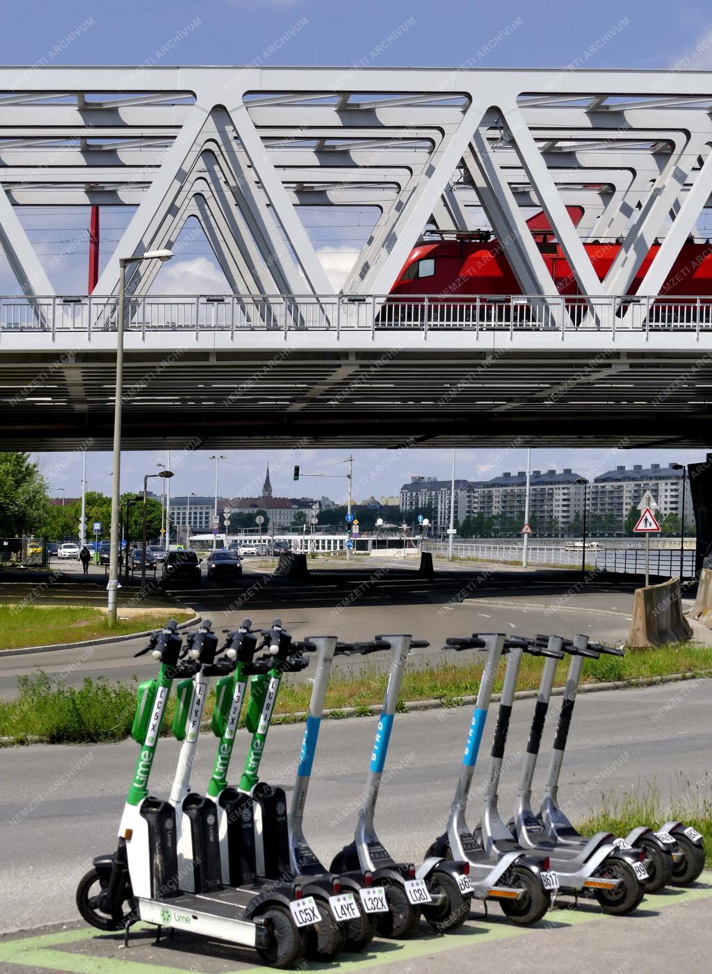 Közlekedés - Budapest - E-rollerek a Kopaszi-gátnál