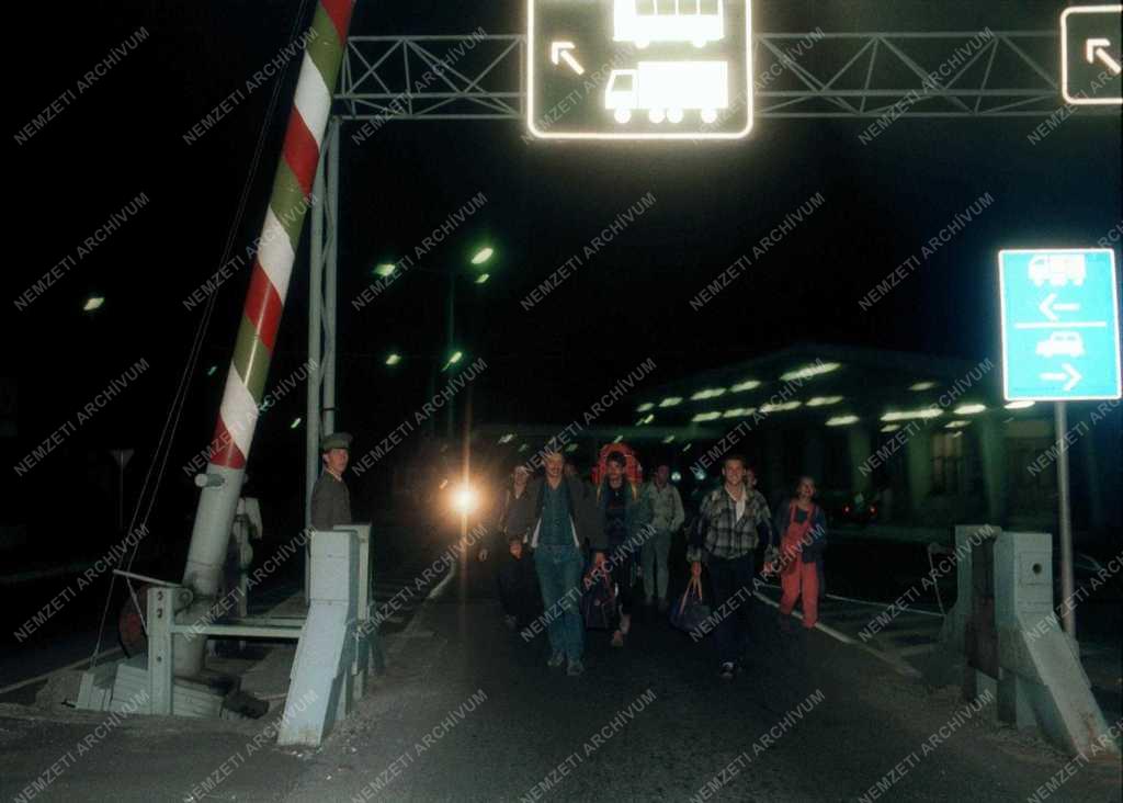 Kiutazó kelet-német állampolgárok a soproni határátkelőnél