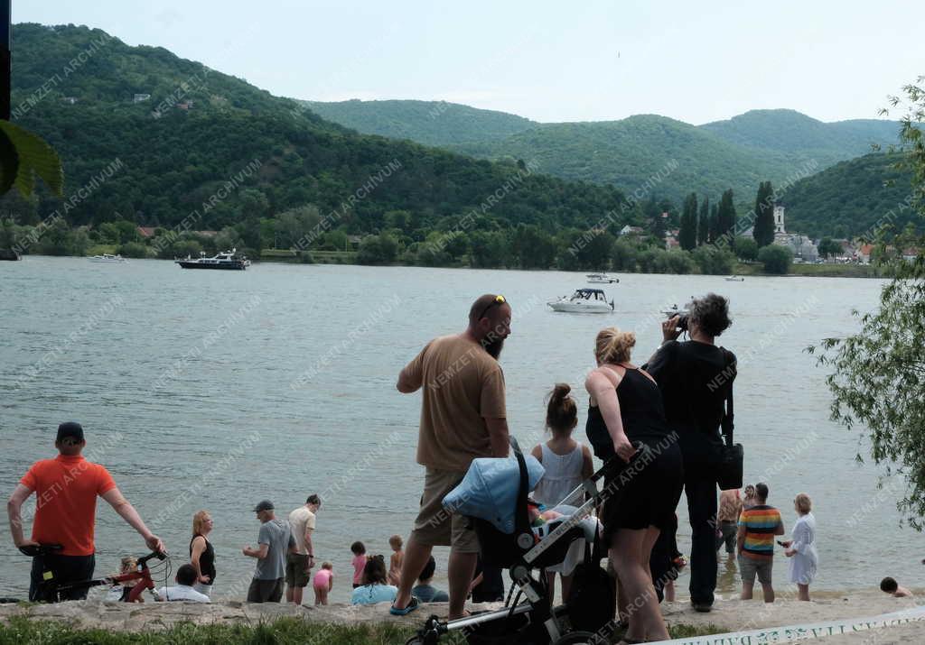 Szabadidő - Nagymarosi szabadstrand a Dunán