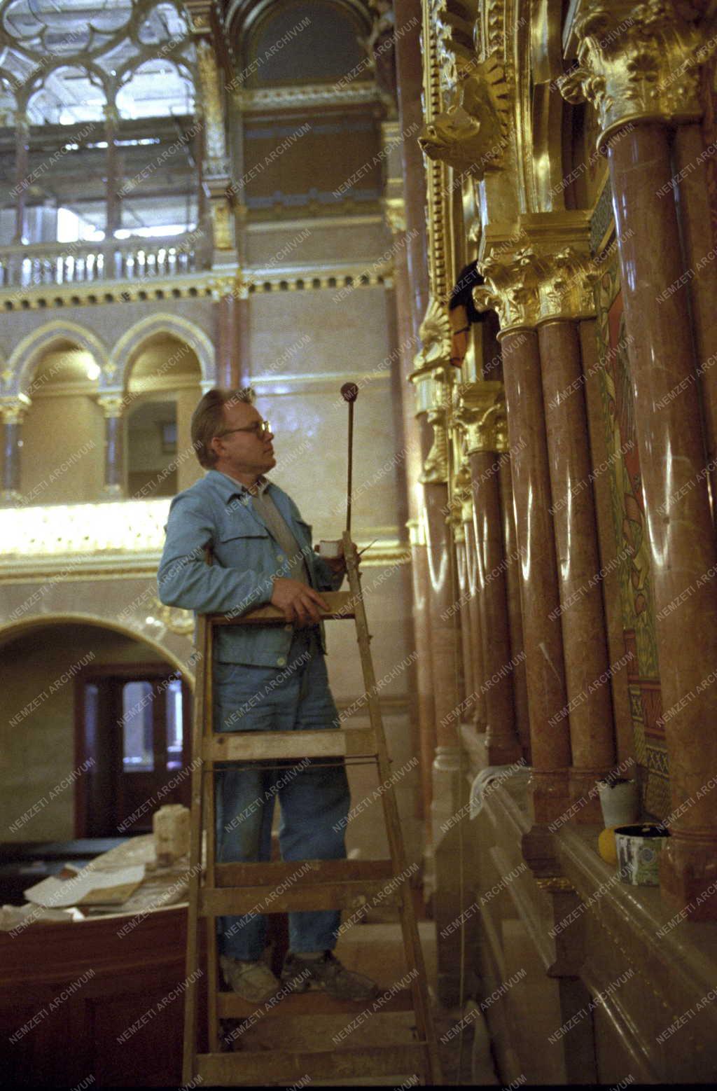 Restaurálás - Felújítják a Parlament üléstermét