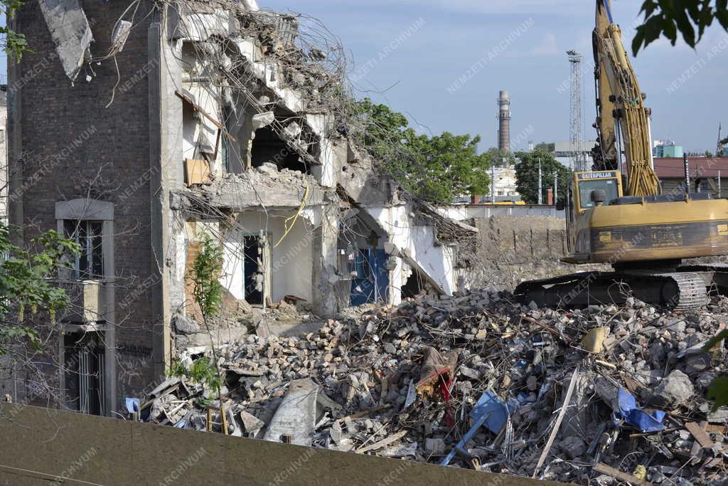 Épületbontás  - Budapest - Bontják a Hidegkuti Nándor Stadiont