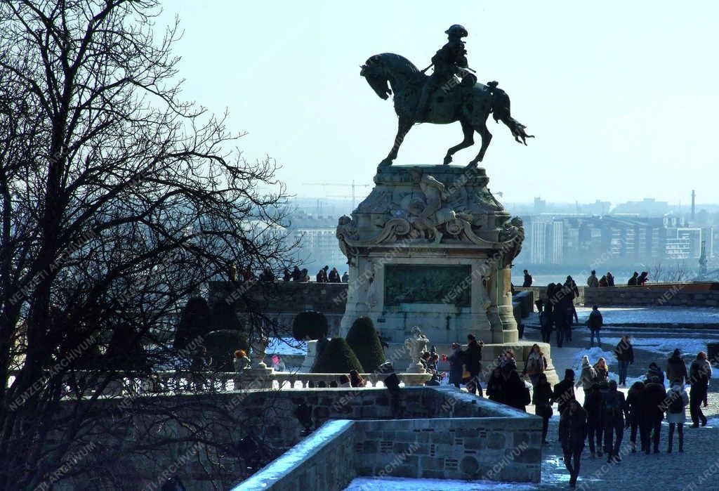 Turizmus - Budapest - Városnézők a Várban