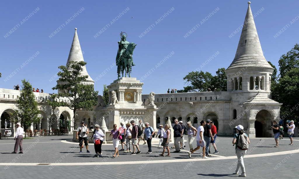 Idegenforgalom - Budapest - Turisták a budai Várban