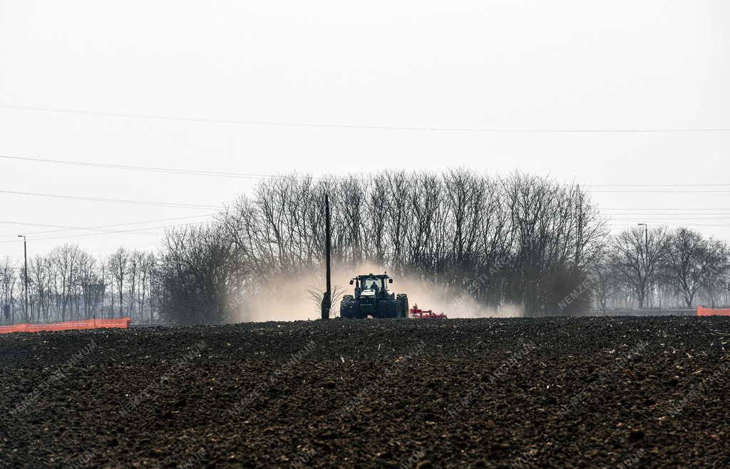 Mezőgazdaság - Tavaszi talajmunkák a debreceni Agrárgazdaság Kft.-nél 