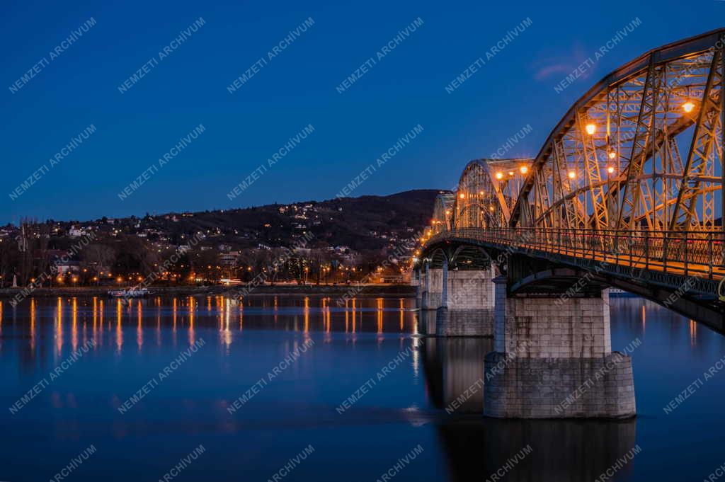 Közlekedés - Esztergom - Mária Valéria híd esti felvételen