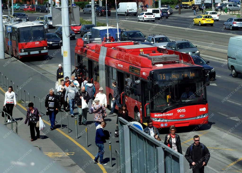 Közlekedés - Budapest - 75-ös troli a Hungária körúton