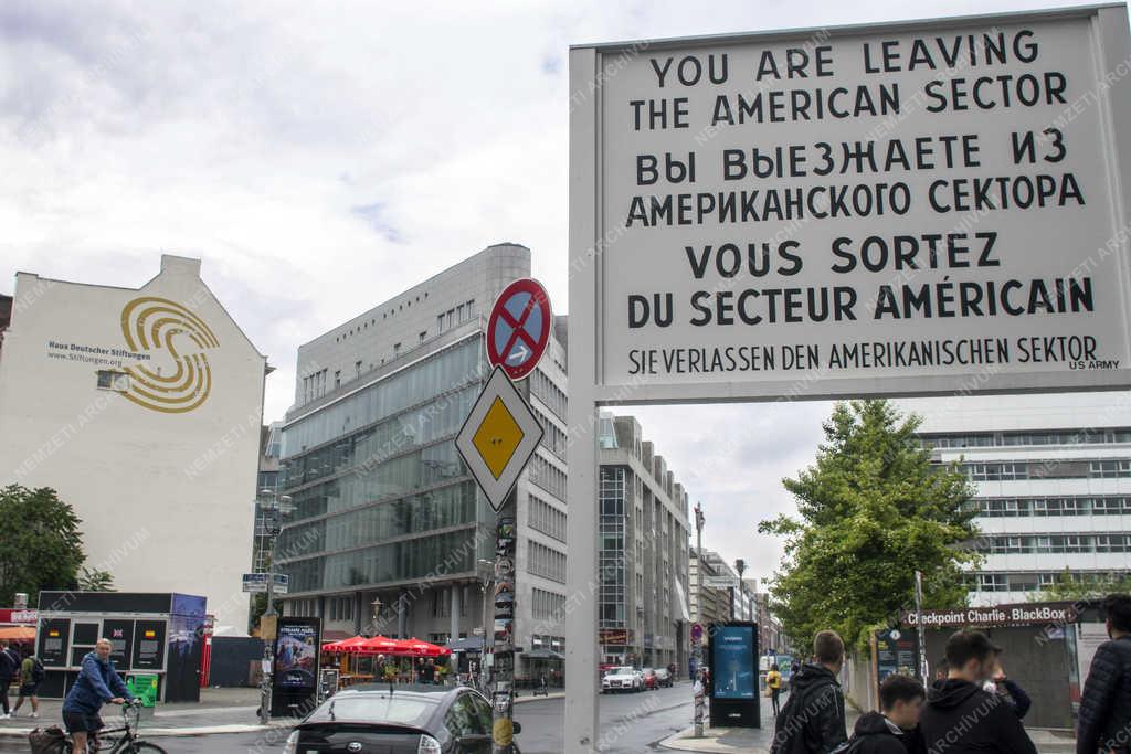 Történelmi helyszín - Berlin - A Checkpoint Charlie határátkelő