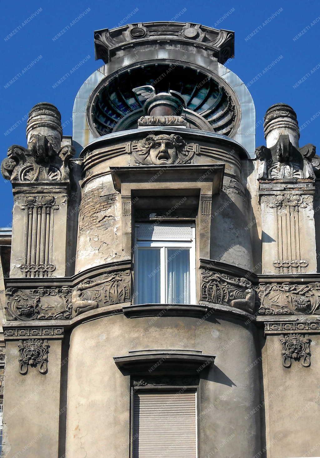 Épület - Budapest - Díszes lakóépület a Ferenciek terén