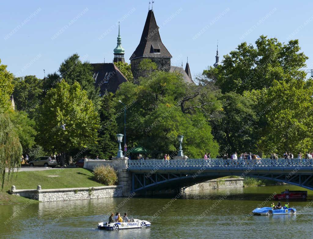 Városkép - Budapest - A Városligeti-tó és hídja