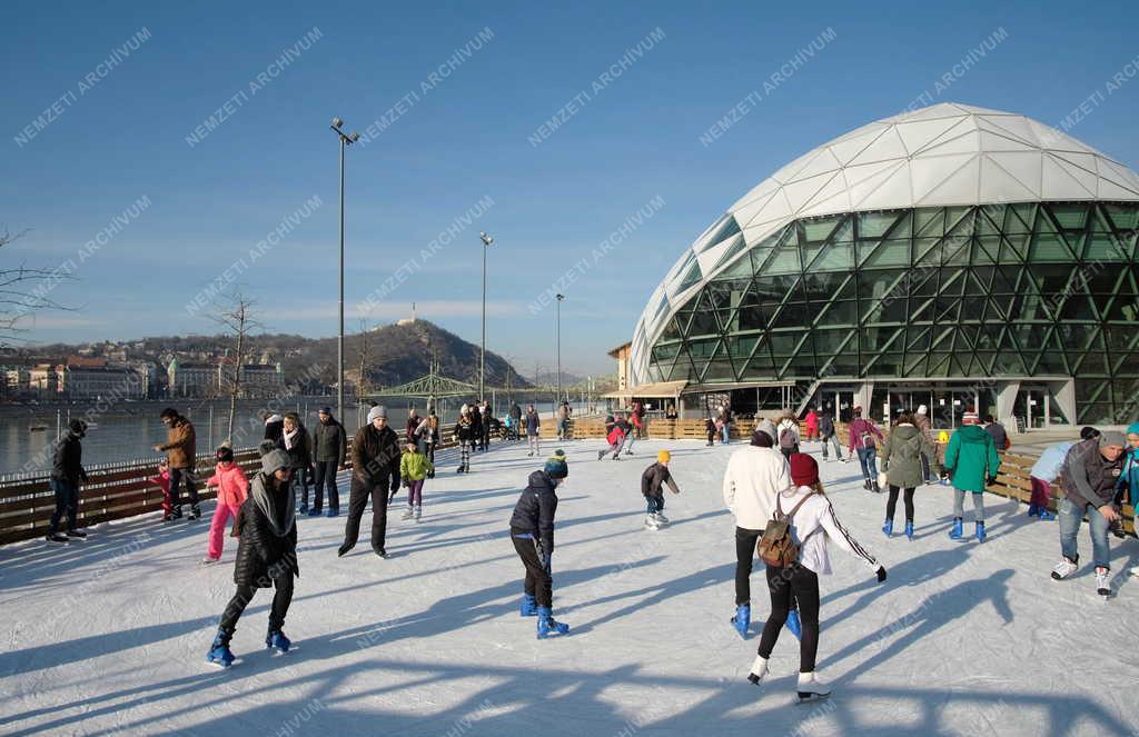 Városkép - Budapest - Műjégpálya a Bálna teraszán 