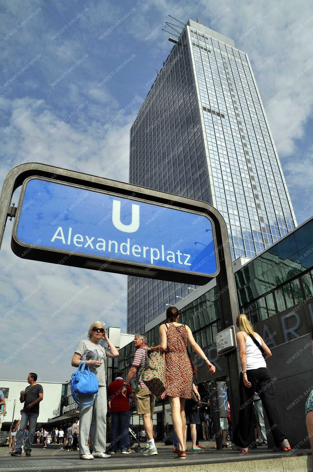 Idegenforgalom - Berlin - Turisták az Alexanderplatzon