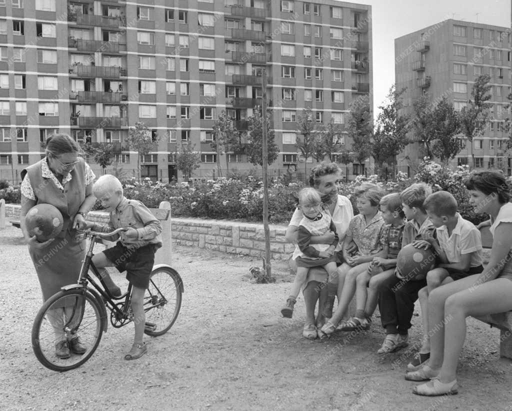 Életkép - Nyugdíjasok vigyáznak a gyerekekre a lágymányosi lakótelepen