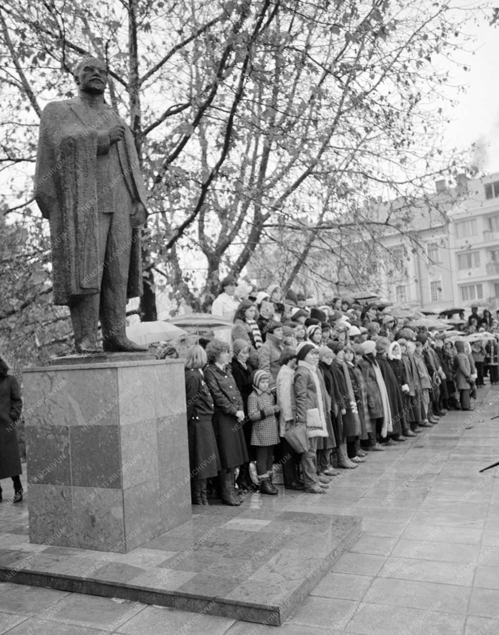 Emlékmű - Lenin-szobrot avattak Nyíregyházán