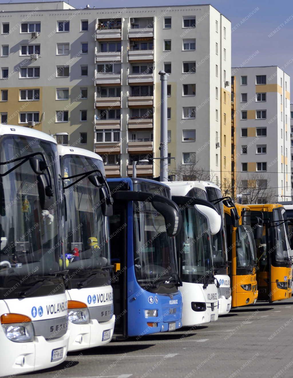 Közlekedés - Budapest - MÁV-Volánbusz autóbuszok az Etele téren