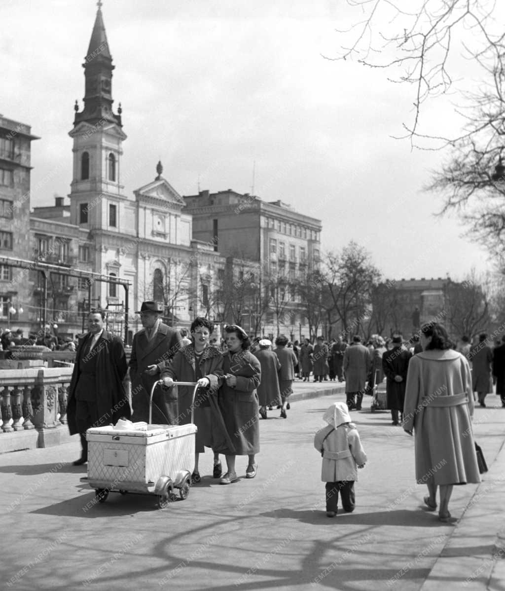 Budapesti képek - Duna-korzó - Vasárnapi séta