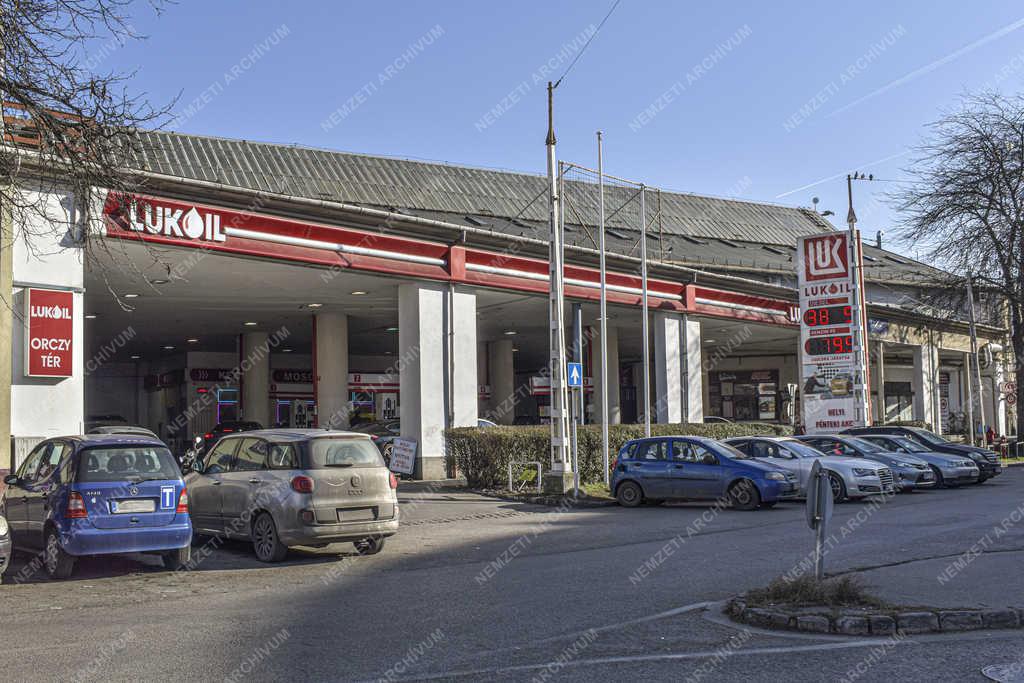 Városkép - Budapest - Lukoil benzinkút 