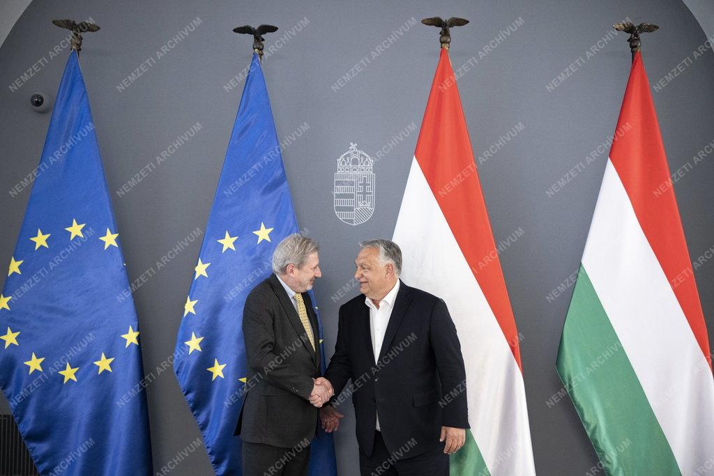 Orbán Viktor Johannes Hahn uniós biztossal tárgyalt