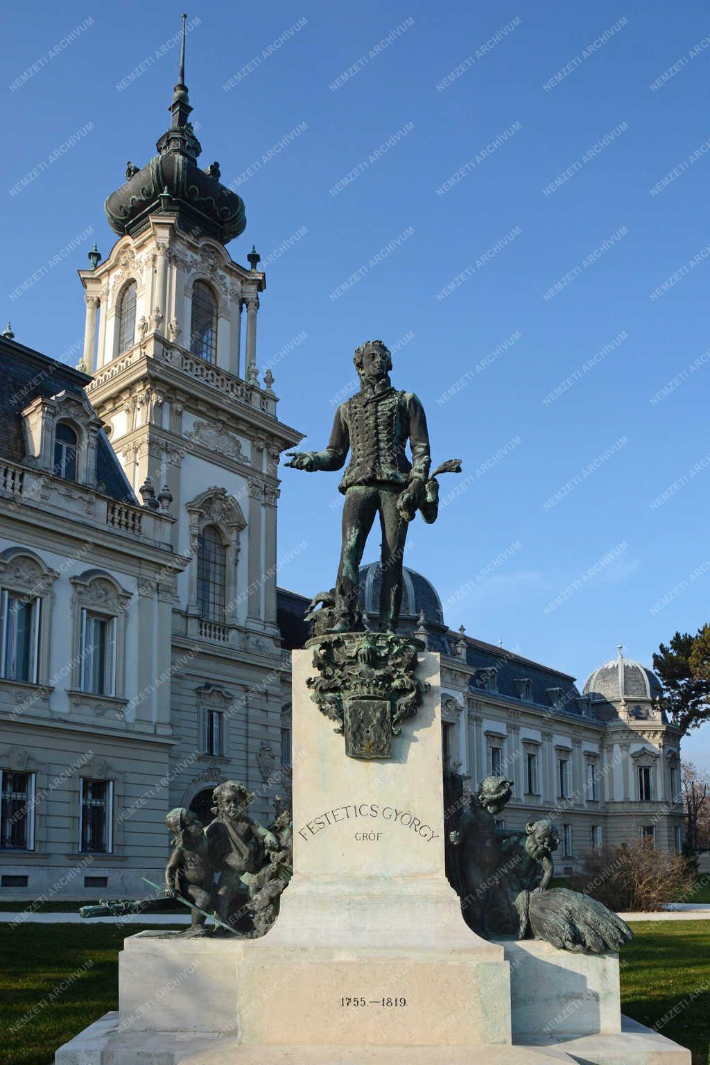 Műalkotás - Keszthely - Festetics György szobra a kastélyparkban