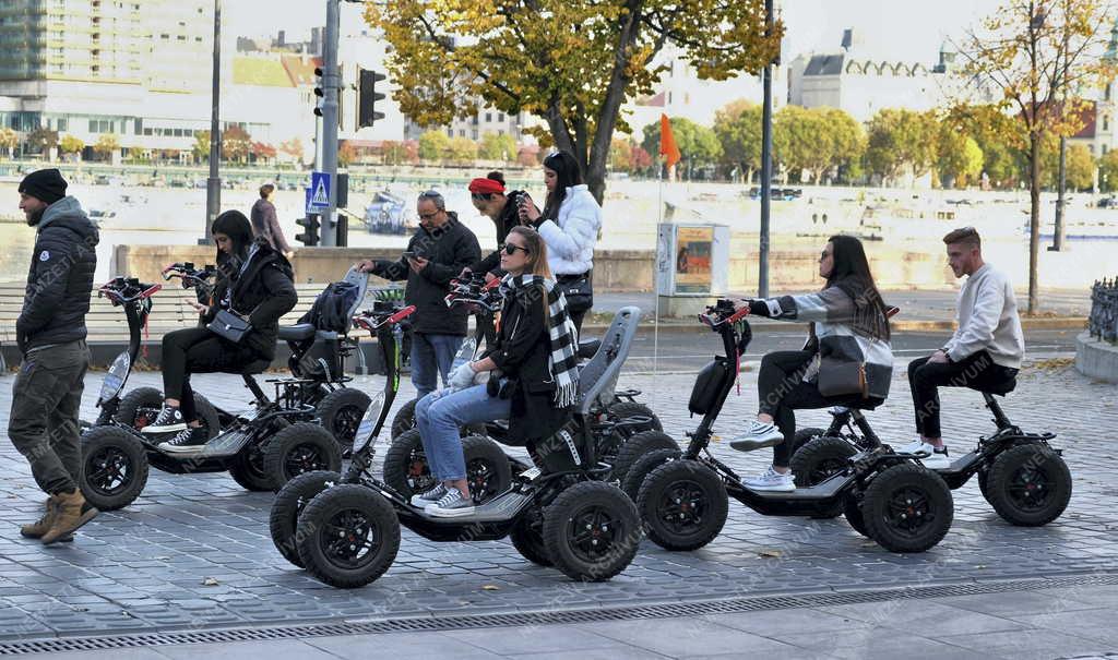 Városkép - Budapest - Turisták a Várket Bazárnál