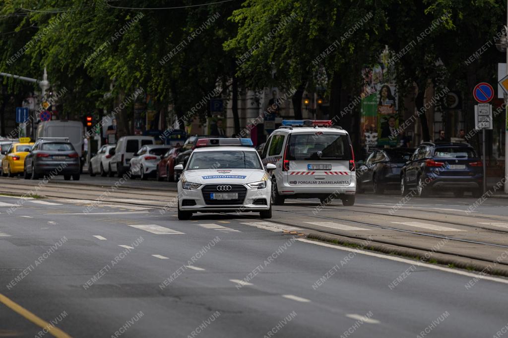 Közlekedés - Budapest - Rendőrautó