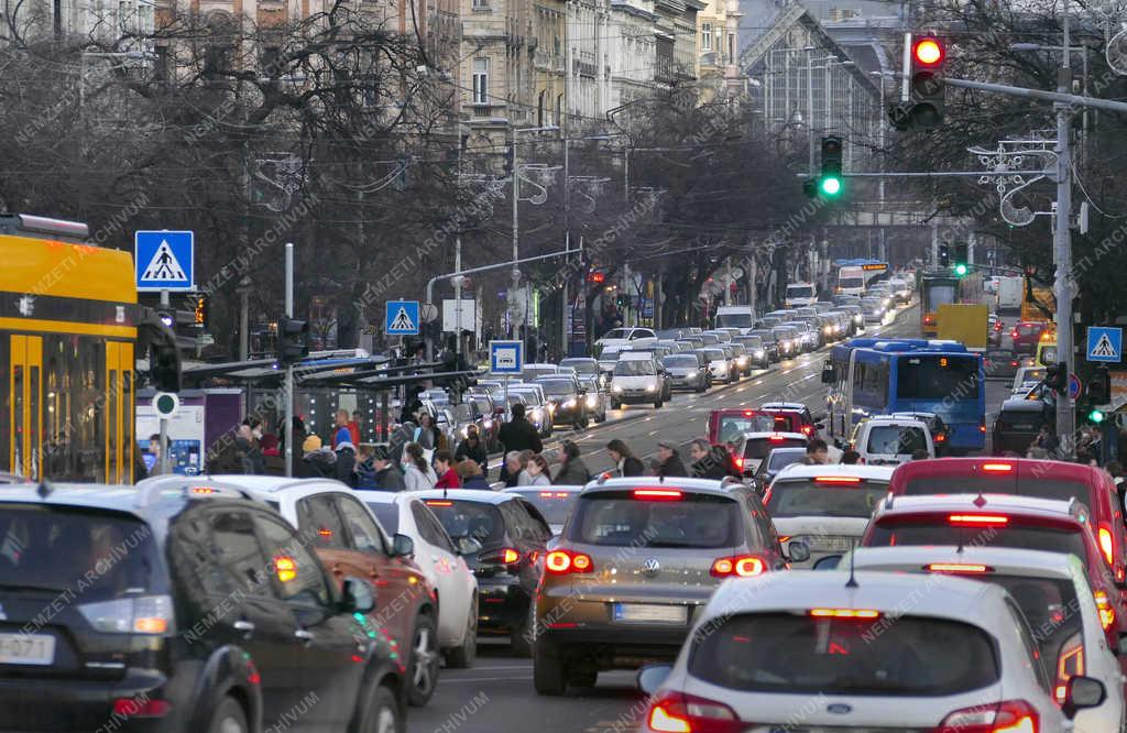 Városkép - Budapest - Csúcsforgalom a körúton