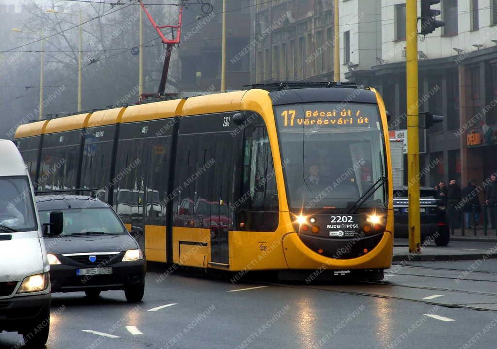 Közlekedés - Budapest - A BKK 17-es CAF-villamosa