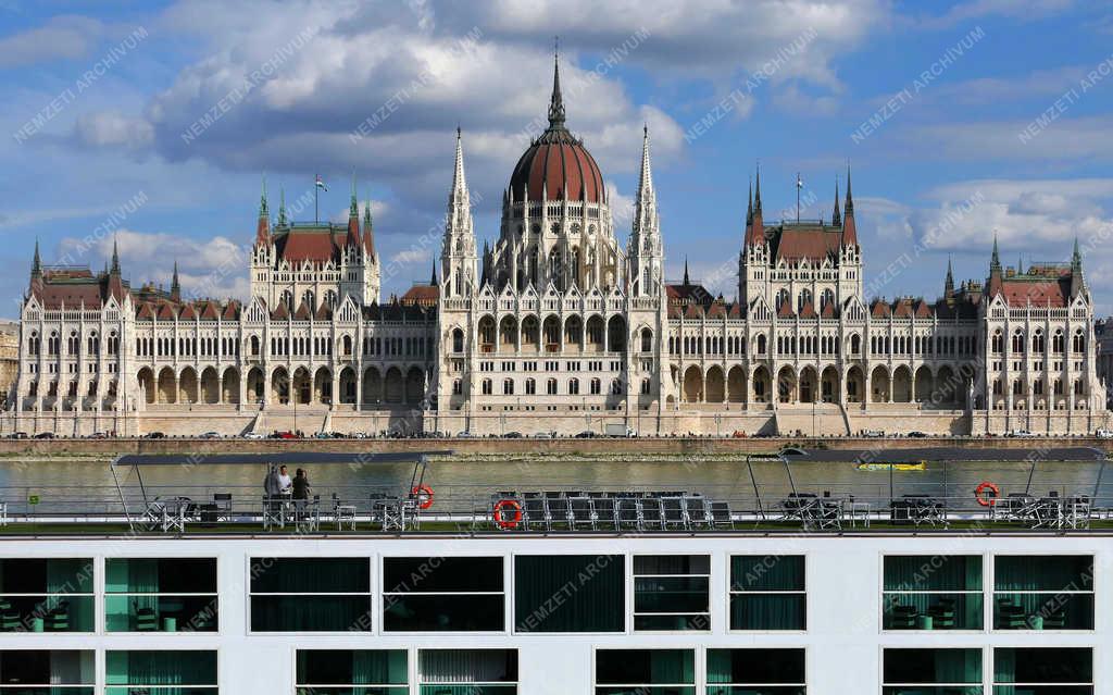 Városkép - Budapest - A Parlament épülete a Dunán hotelhajóval