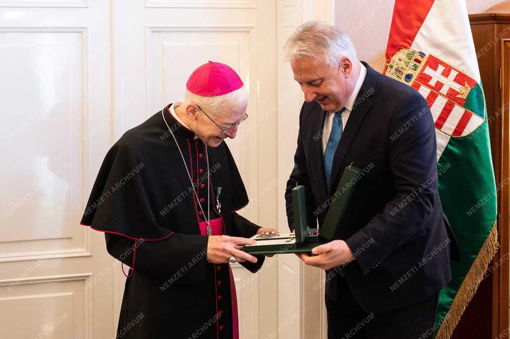 Michael August Blume apostoli nuncius átvette a Magyar Érdemrend középkeresztje a csillaggal kitüntetést