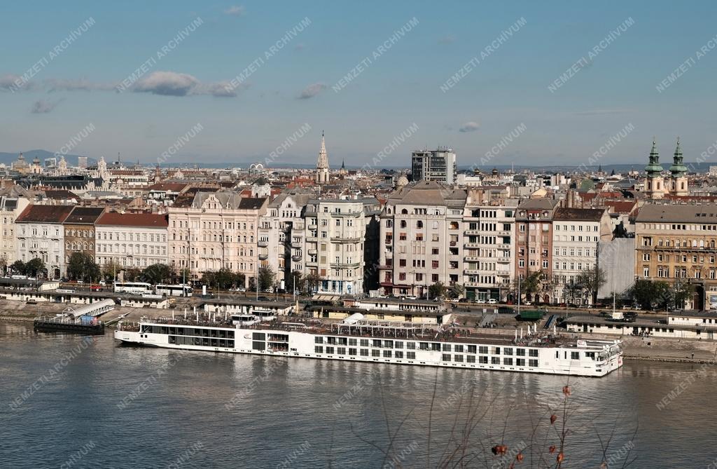 Városkép - Budapest - Szállodahajó a Dunán