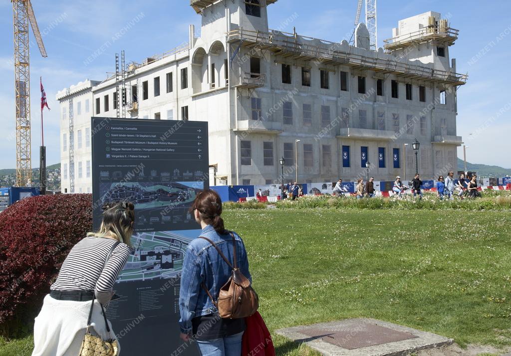 Idegenforgalom - Budapest - Turisták a Budai Várban