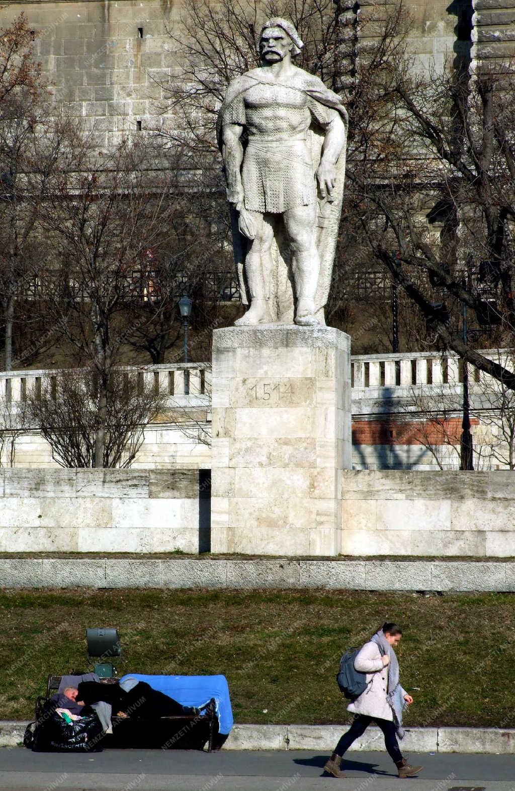 Életkép - Budapest - Köztéri padon alvó ember