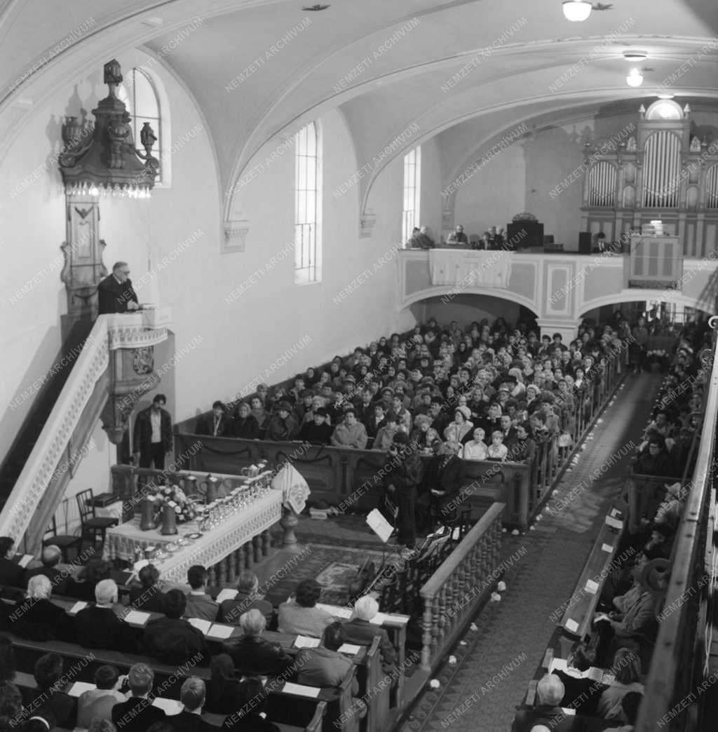 Vallás - Istentisztelet a református templomban