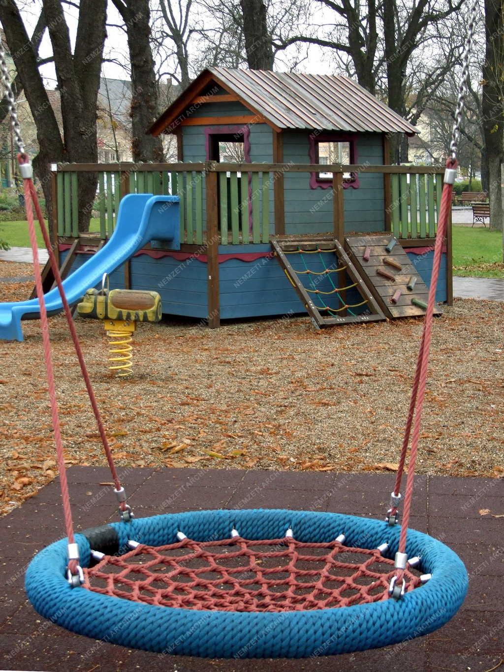 Városkép - Hatvan - Modern gyermekjátszótér
