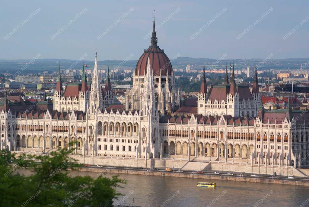 Budapest - A Parlament épülete a Dunával